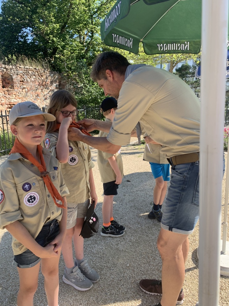 Feierliche Übergabe der Halstücher