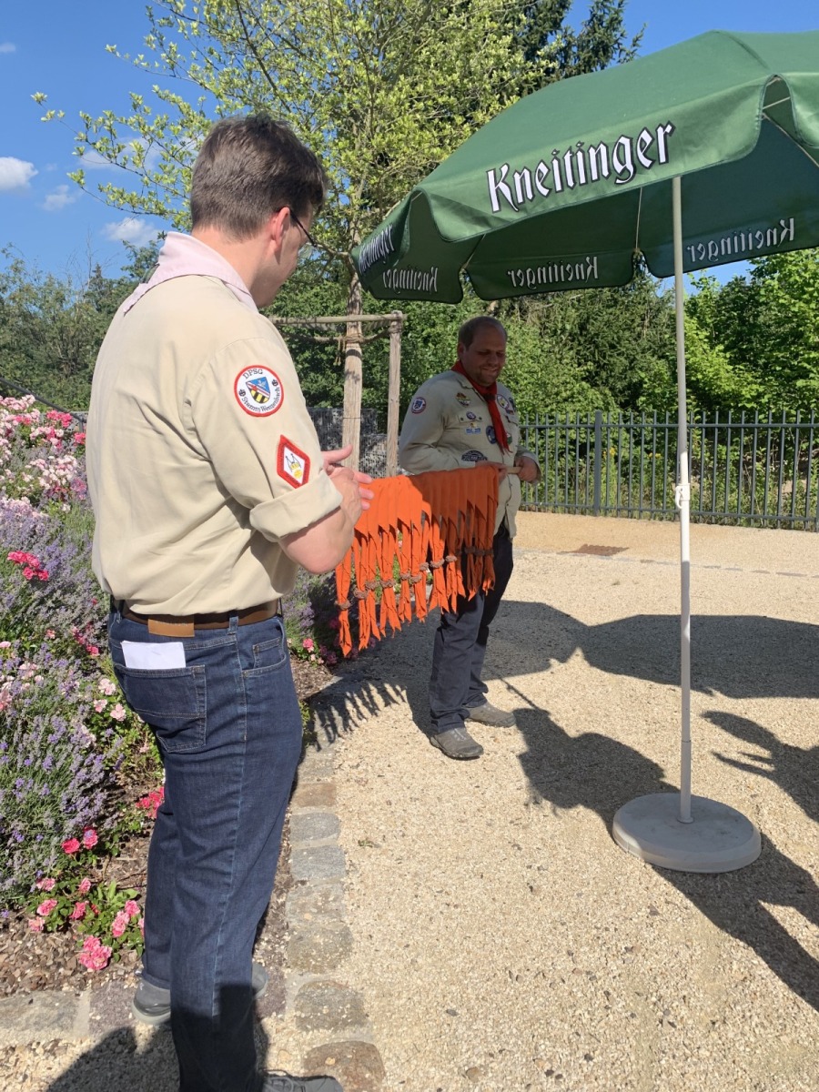 Die Halstücher warten auf ihre neuen Besitzer